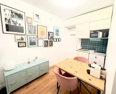 Cuisine ou kitchenette dans l'établissement Lovely studio with balcony and spectacular Sacre-Coeur view