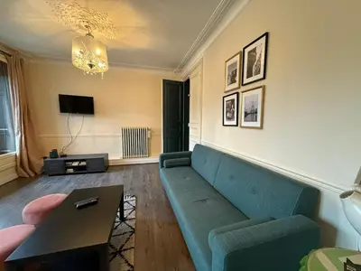 Télévision ou salle de divertissement dans l'établissement Superbe appartement Paris 17th - Place Pereire