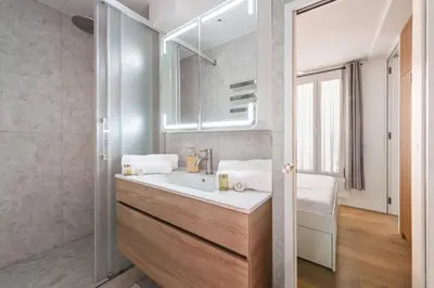 Salle de bains dans l'établissement Appartement lumineux à Paris - Welkeys