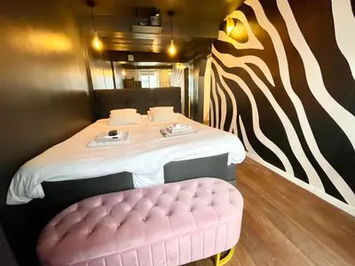 Un ou plusieurs lits dans un hébergement de l'établissement Champs-Elysées Loveroom & Spa