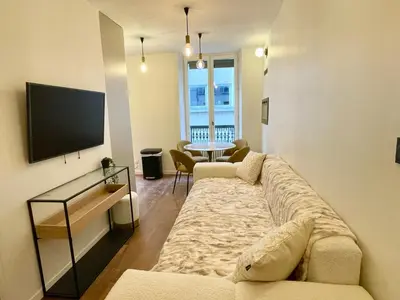 Télévision ou salle de divertissement dans l'établissement Champs-Elysées Loveroom & Spa