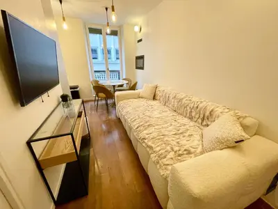 Télévision ou salle de divertissement dans l'établissement Champs-Elysées Loveroom & Spa