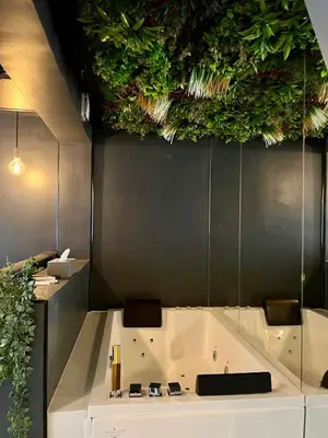 Salle de bains dans l'établissement Champs-Elysées Loveroom & Spa