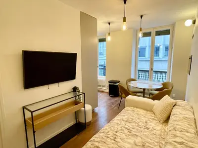 Télévision ou salle de divertissement dans l'établissement Champs-Elysées Loveroom & Spa