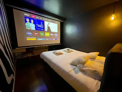 Un ou plusieurs lits dans un hébergement de l'établissement Champs-Elysées Loveroom & Spa