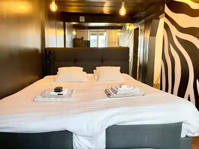 Un ou plusieurs lits dans un hébergement de l'établissement Champs-Elysées Loveroom & Spa