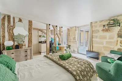 Un ou plusieurs lits dans un hébergement de l'établissement Charming Studio close to Notre-Dame de Paris