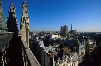 Vue générale sur Paris ou vue de la ville depuis l'appartement
