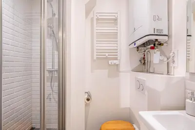 Salle de bains dans l'établissement GuestReady - Comfortable 2 rooms apt for 4 people