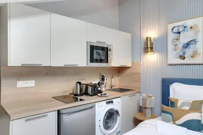 Cuisine ou kitchenette dans l'établissement Charmant et central - Neuilly