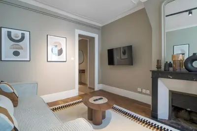 Télévision ou salle de divertissement dans l'établissement Charmant et Moderne - Invalides