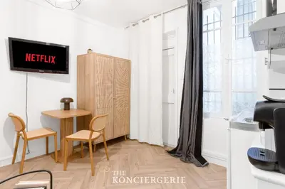 Cuisine ou kitchenette dans l'établissement Elegant studio dans le Marais
