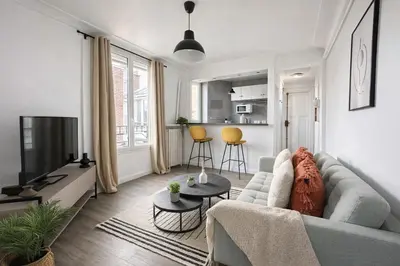 Télévision ou salle de divertissement dans l'établissement Magnifique appartement au 17 eme