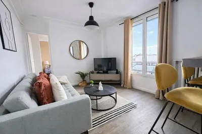 Télévision ou salle de divertissement dans l'établissement Magnifique appartement au 17 eme