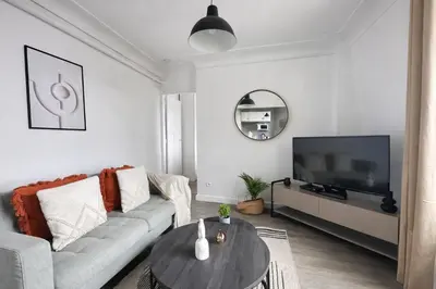 Télévision ou salle de divertissement dans l'établissement Magnifique appartement au 17 eme