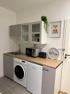 Cuisine ou kitchenette dans l'établissement Pigalle Square - Modern apartment steps away from Moulin Rouge