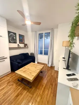 Télévision ou salle de divertissement dans l'établissement Le Colette, 6P Paris Gestion Immo Daumesnil