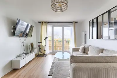 Télévision ou salle de divertissement dans l'établissement Le Cocon de Villejuif - Au pied de Paris