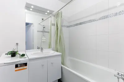 Salle de bains dans l'établissement Le Cocon de Villejuif - Au pied de Paris