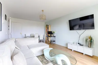 Télévision ou salle de divertissement dans l'établissement Le Cocon de Villejuif - Au pied de Paris