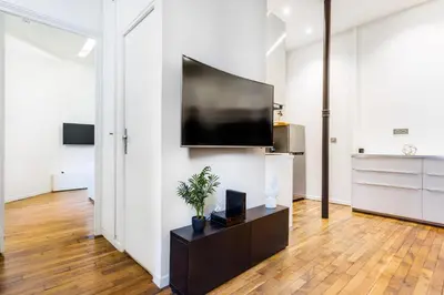 Télévision ou salle de divertissement dans l'établissement Peaceful apartment - 1BR 4P - Eiffel Tower