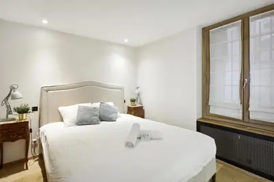 Un ou plusieurs lits dans un hébergement de l'établissement BnBNova - 1BR Mabillon & Saint Germain