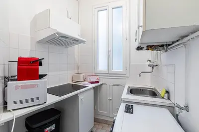 Cuisine ou kitchenette dans l'établissement GuestReady - Charm & comfort near Parc des Princes