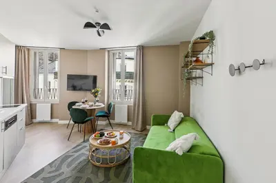 Télévision ou salle de divertissement dans l'établissement Lavie Maison Luminous Appartement near Montmartre
