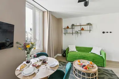 Coin salon dans l'établissement Lavie Maison Luminous Appartement near Montmartre