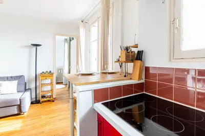 Cuisine ou kitchenette dans l'établissement GuestReady - Quiet Charm in Gennevilliers