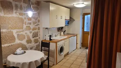 Cuisine ou kitchenette dans l'établissement StudioDuval
