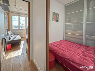 Un ou plusieurs lits dans un hébergement de l'établissement Montmartre vue sur les toits de Paris et la Tour Eiffel