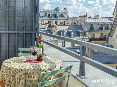 Balcon ou terrasse dans l'établissement Montmartre vue sur les toits de Paris et la Tour Eiffel