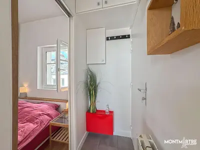 Un ou plusieurs lits dans un hébergement de l'établissement Montmartre vue sur les toits de Paris et la Tour Eiffel