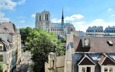 Vue générale sur Paris ou vue de la ville depuis l'appartement