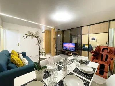 Télévision ou salle de divertissement dans l'établissement Cozy & Spacious 3BR Paris Apartment with Balconies Metro 6 Glacière