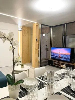 Télévision ou salle de divertissement dans l'établissement Cozy & Spacious 3BR Paris Apartment with Balconies Metro 6 Glacière