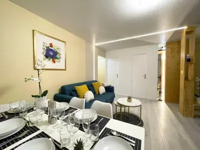 Coin salon dans l'établissement Cozy & Spacious 3BR Paris Apartment with Balconies Metro 6 Glacière