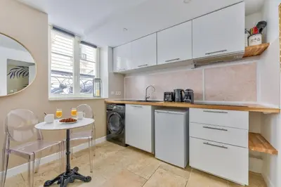 Cuisine ou kitchenette dans l'établissement Atelier d'artiste a Saint Germain