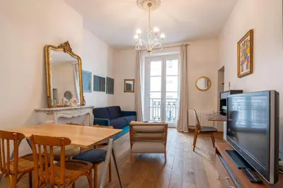 Télévision ou salle de divertissement dans l'établissement Parisian Elegance - Refined 1BD in Le Marais