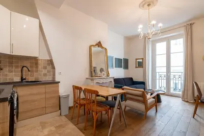 Cuisine ou kitchenette dans l'établissement Parisian Elegance - Refined 1BD in Le Marais