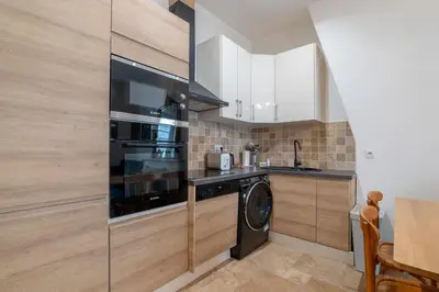 Cuisine ou kitchenette dans l'établissement Parisian Elegance - Refined 1BD in Le Marais
