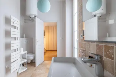 Salle de bains dans l'établissement Parisian Elegance - Refined 1BD in Le Marais
