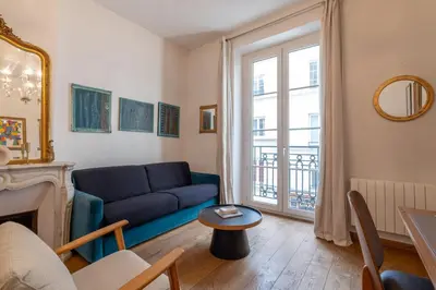 Coin salon dans l'établissement Parisian Elegance - Refined 1BD in Le Marais