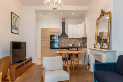 Cuisine ou kitchenette dans l'établissement Parisian Elegance - Refined 1BD in Le Marais