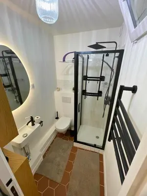 Salle de bains dans l'établissement Le Séquoia d'Ana
