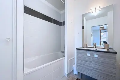 Salle de bains dans l'établissement Apartment with terrace 100m from Paris