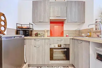 Cuisine ou kitchenette dans l'établissement Apartment with terrace 100m from Paris