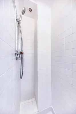 Salle de bains dans l'établissement Appartement - Beau séjour lumineux - RER C-METRO 13 & 14