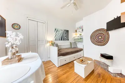 Coin salon dans l'établissement Appartement - Beau séjour lumineux - RER C-METRO 13 & 14